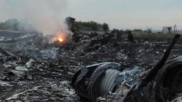 298 dead after Malaysia Airlines flight MH17 crashes in Ukraine