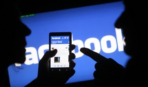 Facebook in UK data-protection probe