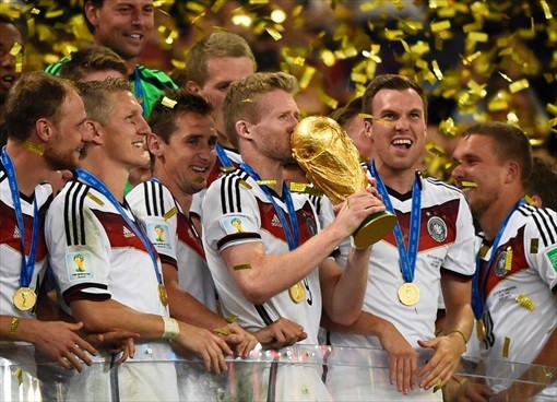 Berlin welcomes back World Cup champions