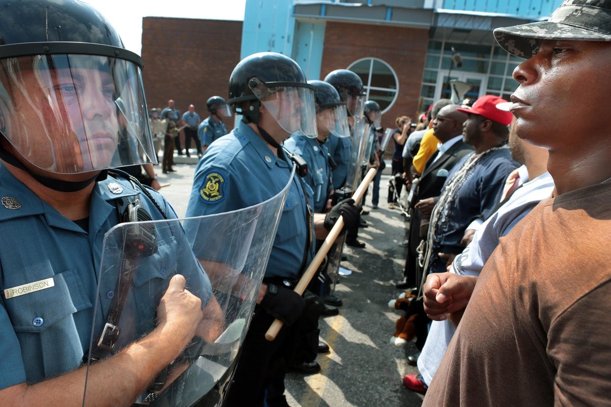 Violence erupts in Ferguson after grand jury shooting decision