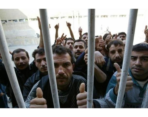 Syria: prisoners released as violence continues