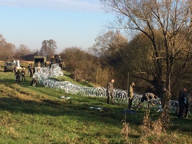 Slovenian erecting wire fence on sections of Croatia border